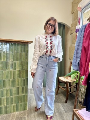 Jeans avec fleurs brodées...